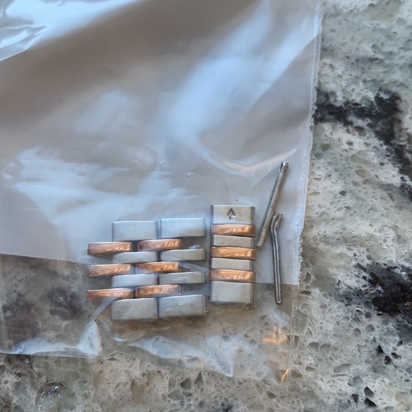 Like New Tommy Bahama Rose Gold & Silver Tropical Ladies Watch - Picture 5 of 11